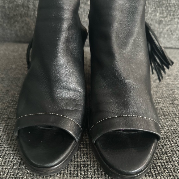 Beautiful & Fun Donald J Pliner black size 7 leather sandals with fun heels - Picture 4 of 7